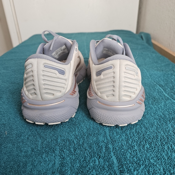 Brooks Women's Adrenaline GTS size 6 - Picture 2 of 8